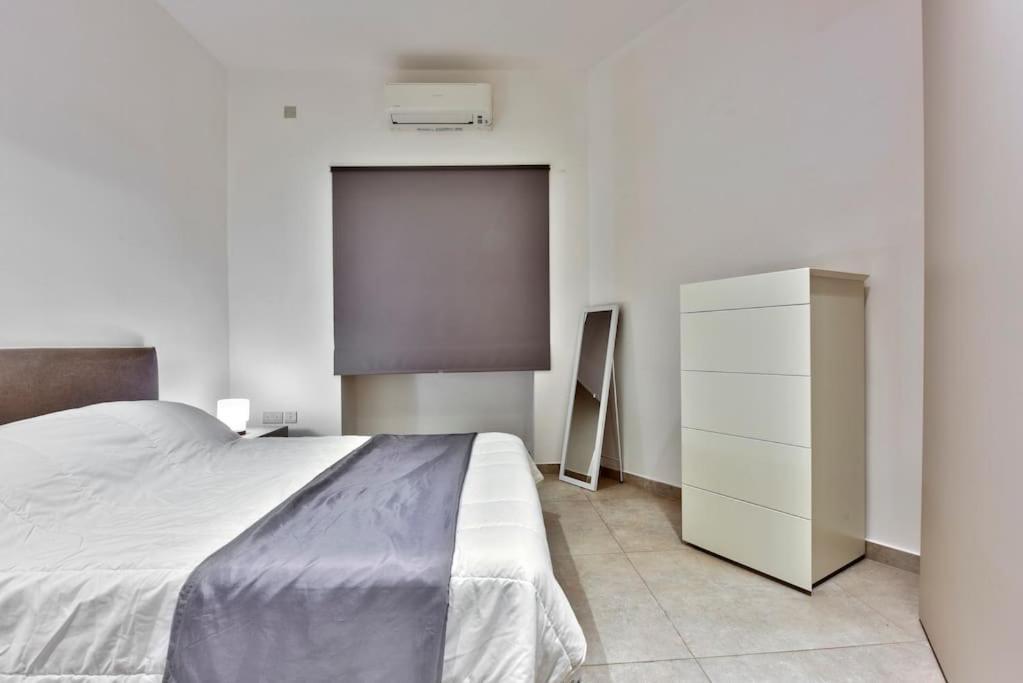 Modern 3 Bed & 2 Bth Apt Слима Екстериор снимка