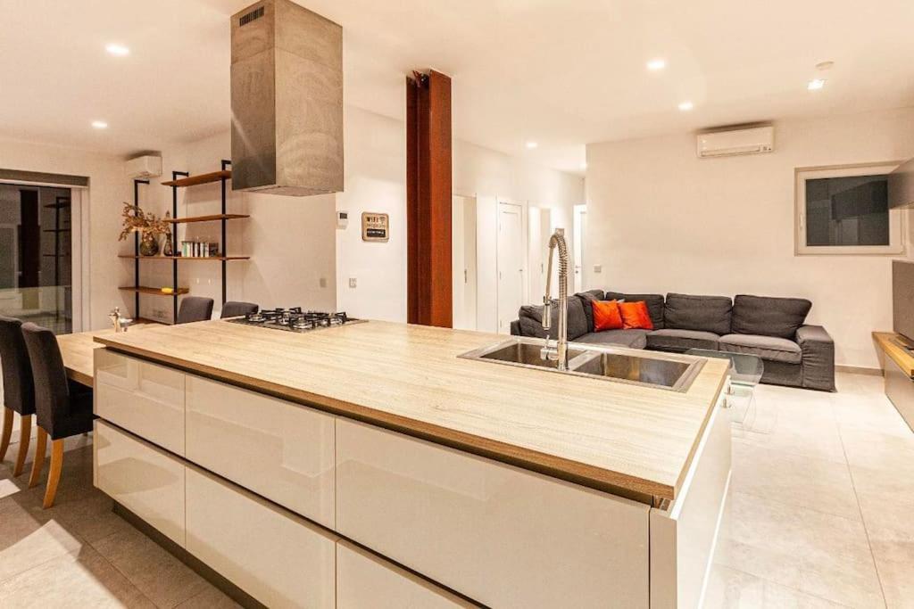 Modern 3 Bed & 2 Bth Apt Слима Екстериор снимка
